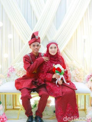 Foto pernikahan Amirul Aina Muhamad Zahir dan Muhammad Amirulhakim Abdul Mutalib.