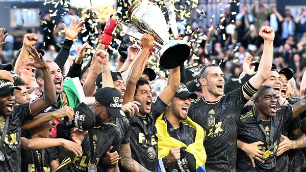 Gareth Bale dan Giorgio Chiellini Angkat Trofi MLS