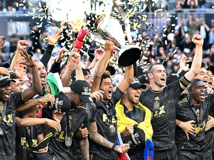 Gareth Bale dan Giorgio Chiellini Angkat Trofi MLS