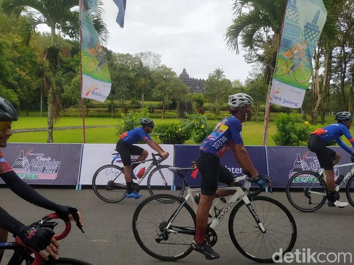 Gubernur Jawa Tengah, Ganjar Pranowo, salah satu peserta Tour de Borobudur, Minggu (6/11/2022).