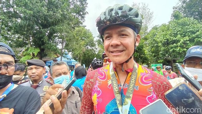 Gubernur Jawa Tengah, Ganjar Pranowo, salah satu peserta Tour de Borobudur, Minggu (6/11/2022).