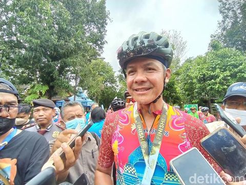 Gubernur Jawa Tengah, Ganjar Pranowo, salah satu peserta Tour de Borobudur, Minggu (6/11/2022).