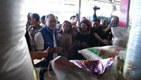Zulhas memaparkan harga beras Bulog Rp 9.000 per liter, sedangkan di Jawa lebih tinggi yaitu Rp 9.450 per liter. Zulhas menyebut harga beras di Sulawesi Selatan lebih murah dibandingkan di Jawa.