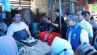 Selanjutnya, harga daging atam di pasar tersebut juga dijual lebih murah yaitu Rp 30.000 per kg. Seharusnya harga daging ayam paling murah Rp 35.000 per kg.