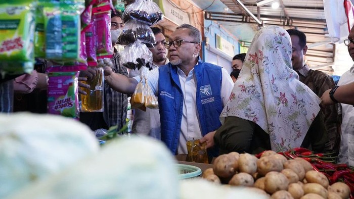 Harga Sembako di Sulsel Terkendali dan di Bawah Harga Nasional Mendag Zulhas pada, Minggu (6/11) mengunjungi pasar tradisional Pa'baeng-baeng, Makassar, Sulsel. Harga sembako disana terkendali.