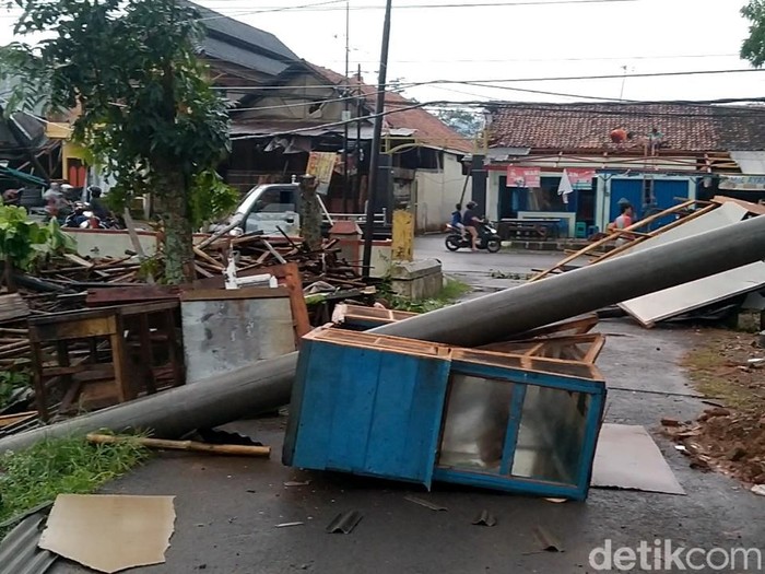 Imbas puting beliung di Kabupaten Pekalongan, Minggu (6/11/2022) siang.