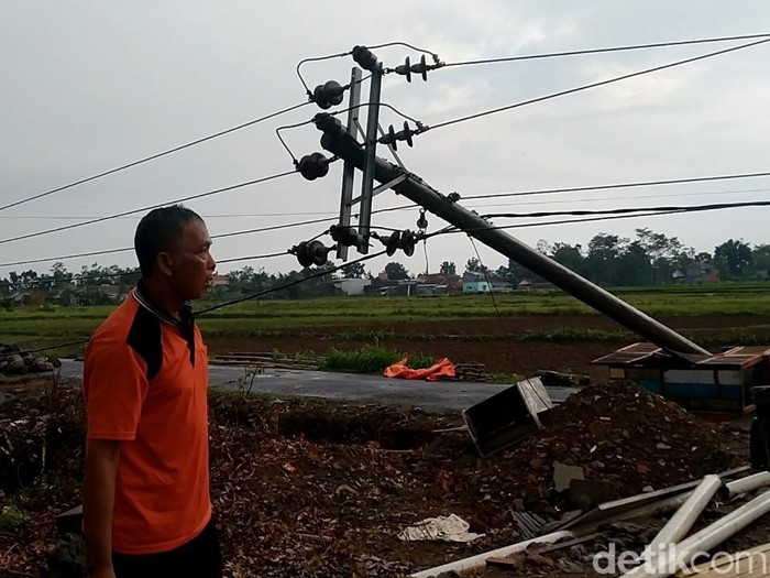 Imbas puting beliung di Kabupaten Pekalongan, Minggu (6/11/2022) siang.