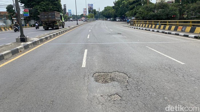 Jalan Soekarno-Hatta di Bandung yang rusak.