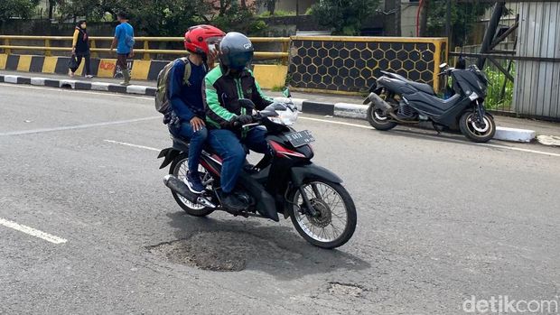 Jalan Soekarno-Hatta di Bandung yang rusak.
