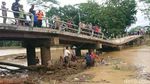 Menantang Maut Melewati Jembatan Patah di Munjungan Trenggalek