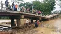Warga tak punya pilihan lain. Jembatan yang menghubungkan Desa Munjungan dengan dua dusun di Desa Tawing tersebut jadi satu-satunya akses keluar masuh desa. (Foto: Adhar Muttaqin/detikJatim)