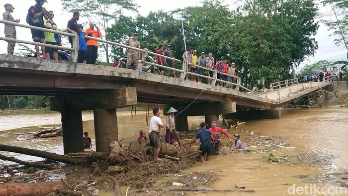 Jembatan Trenggalek patah