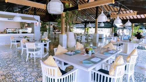 Jimbaran Gardens menyajikan hidangan tradisional dan internasional.