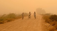 Anak laki-laki mengendarai sepeda saat badai pasir menerjang kota Basra, Irak selatan, Rabu, (2/11/2022).
