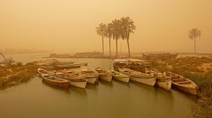 TOPSHOT - A general view shows boats during a sandstorm in Iraq's southern city of Basra, on November 2, 2022. (Photo by Hussein FALEH / AFP) (Photo by HUSSEIN FALEH/AFP via Getty Images)