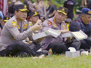 Saat Kapolri Lesehan dan Makan Nasi Kotak Bareng Anggota di Apel KTT G20