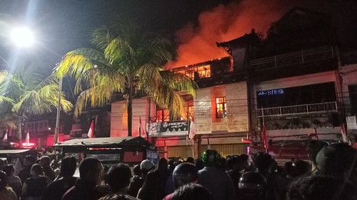 Kebakaran terjadi pada sebuah bangunan toko di Jalan Gajah Mada, Tabanan, Bali, Minggu (6/11/2022) malam. (chairul amri simabur/detikBali)