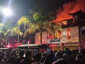 Kobaran Api Melahap Bangunan Toko 3 Lantai di Tabanan Bali