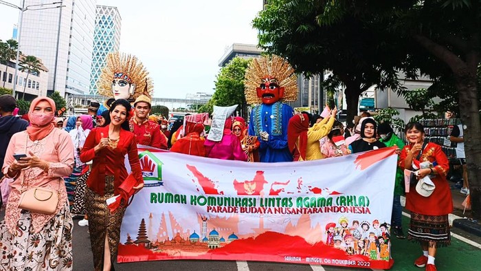 Kemeriahan Parade Budaya Nusantara di CFD Jakarta Kemeriahan Parade Budaya Nusantara di CFD Jakarta