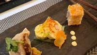 Sajian pengantar untuk menikmati teppanyaki ini terdiri dari gyoza, tamago dan sushi roll. Foto: Detikfood