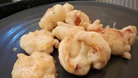 Salah satu sajian sefood berupa udang yang diberi bumbu mayones Jepang yang agak manis. Rasanya huicy gurih. Foto: Detikfood