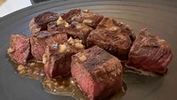 Yang jadi primadona teppanyaki, Australia wagyu yang dipanggang medium rare dengan siraman saus teppanyaki buatan sendiri.Foto: Detikfood