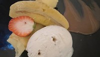 Sajian penutupnya juga berupa teppan crepe isi pisang yang disajikan dengan pisang panggang dan es krim vanili serta saus karamel. Oiishi! Foto: Detikfood