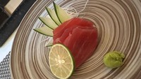 Sashimi tuna yang diris segar disajikan sebagai sajian pembuka. Foto: Detikfood