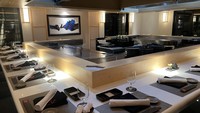 Ada 2 area teppanyaki di KO Japanese Restaurant. Meja melingkari area teppan tempat koki meracik hidangan sehingga bisa langsung dilihat oleh pengunjung. Semuanya diracik ala minute. Foto: Detikfood