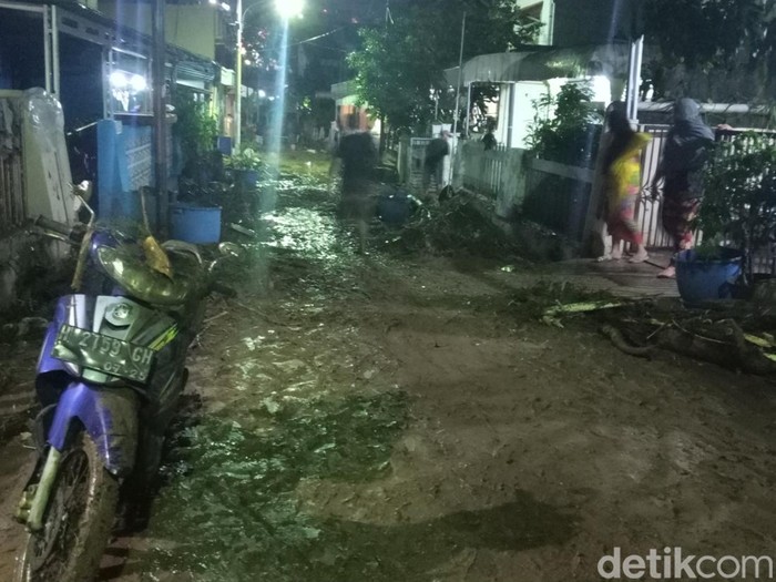 Kondisi Perumahan Wahyu Utomo Semarang usai banjir, Minggu (6/11/2022) malam.