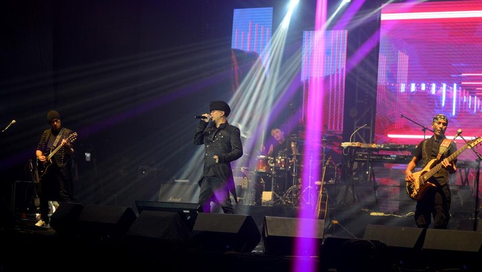 Konser 30 Tahun Berkarya, Aksi Dewa 19 Hibur Penonton di Padang Personel band Dewa 19 Ahmad Dhani (tengah) beraksi bersama Andra Ramadhan (kiri) dan Yuke Sampurna (kanan) saat konser di Padang, Sumatera Barat, Sabtu (5/11/2022). Konser dalam rangka 30 tahun berkarya Dewa 19 tersebut membawakan 30 lagu populer mereka di 30 kota. ANTARA FOTO/Iggoy el Fitra/wsj.