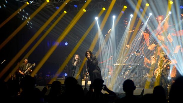 Penyanyi Marcello Tahitoe (kedua kiri) dan Virzha (kedua kanan) bersama personel Dewa 19 Andra Ramadhan (kiri) dan Yuke Sampurna (kanan) tampil saat konser di Padang, Sumatera Barat, Sabtu (5/11/2022). Konser dalam rangka 30 tahun berkarya Dewa 19 tersebut membawakan 30 lagu populer mereka di 30 kota. ANTARA FOTO/Iggoy el Fitra/wsj.