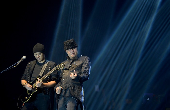 Konser 30 Tahun Berkarya, Aksi Dewa 19 Hibur Penonton di Padang Personel band Dewa 19 Ahmad Dhani (kanan) dan Andra Ramadhan (kiri) tampil saat konser di Padang, Sumatera Barat, Sabtu (5/11/2022). Konser dalam rangka 30 tahun berkarya Dewa 19 tersebut membawakan 30 lagu populer mereka di 30 kota. ANTARA FOTO/Iggoy el Fitra/wsj.