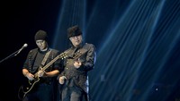 Ahmad Dhani (kanan) dan Andra Ramadhan (kiri) tampil saat konser di Padang. Konser dalam rangka 30 tahun berkarya Dewa 19 tersebut membawakan 30 lagu populer mereka di 30 kota.