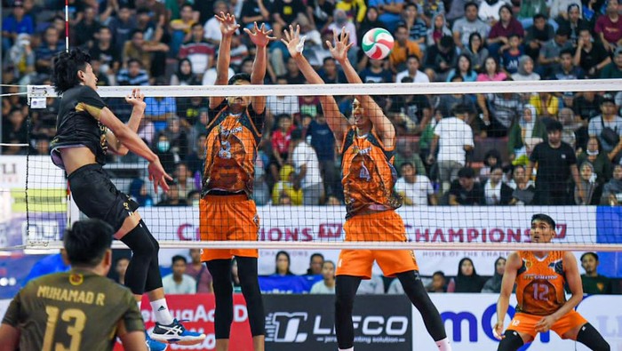 Tim Putra STIN Pasundan memenangi pertarungan sengit melawan BIN Samator Surabaya di GOR Ki Mageti Magetan, Jawa Timur, Sabtu (5/11/2022).