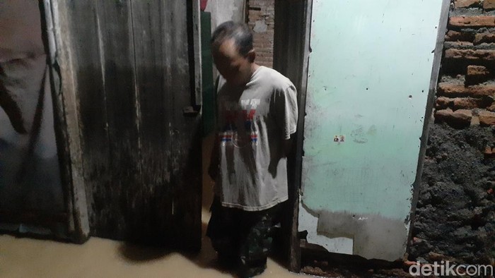 Lokasi rumah warga yang kebanjiran di Mangkang Wetan, Semarang, Minggu (6/11/2022) malam. Lokasi rumah warga yang kebanjiran di Mangkang Wetan, Semarang, Minggu (6/11/2022) malam.
