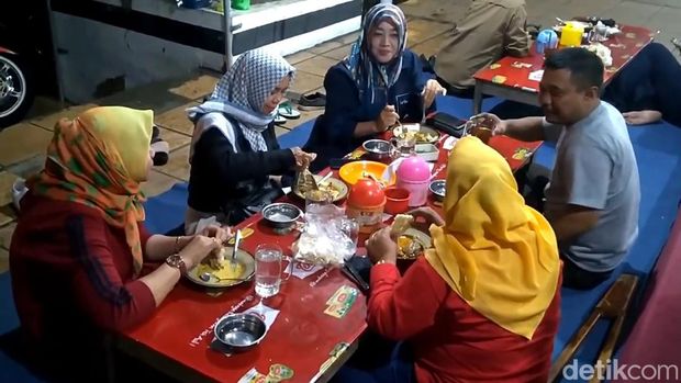 Lontong lemprak Mbak Moer di Alun-alun Kabupaten Batang.