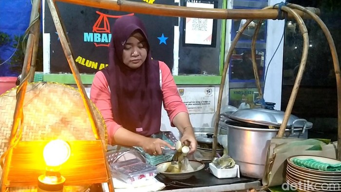Lontong lemprak Mbak Moer di Alun-alun Kabupaten Batang.