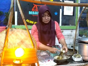 Hangatkan Malam di Batang dengan Menikmati Sepiring Lontong Lemprak