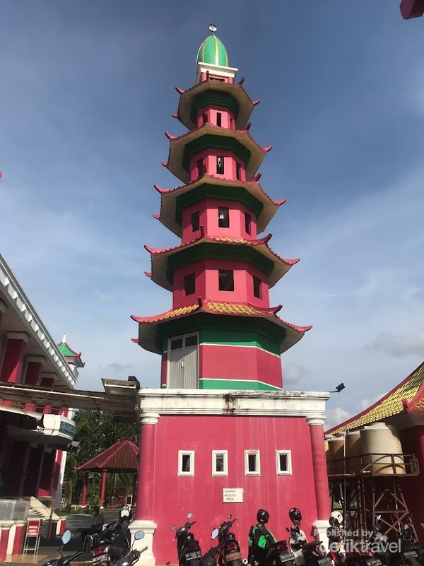 Salah satu dari dua menara Masjid Cheng Ho berwana merah mirip pagoda di sebelah kiri dan kanan bangunan utama,