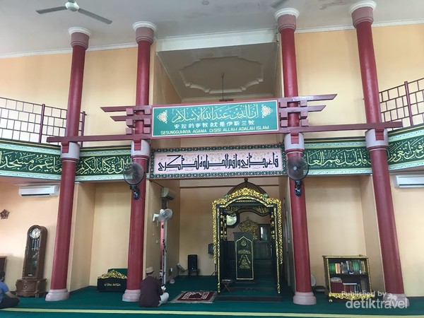 Interior Masjid yang dilengkapi dengan pilar pilar bergaya Tionghoa dan mimbar bergaya Palembang.