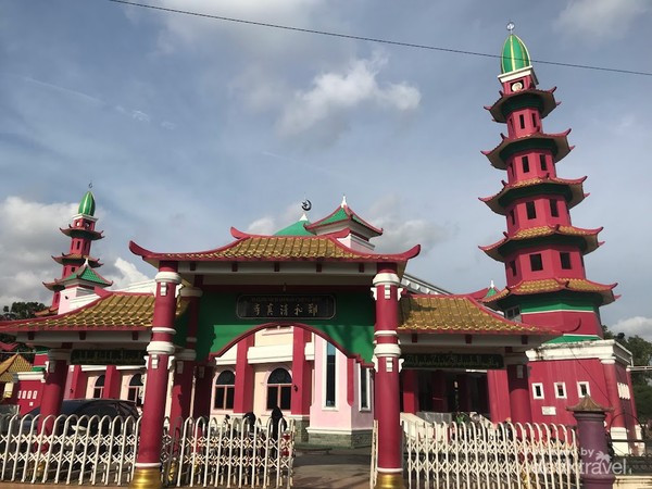 Gerbang Masjid yang bertuliskan aksara China.
