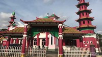 Gerbang Masjid yang bertuliskan aksara China.