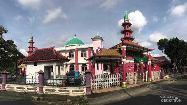 Masjid Cheng Ho merupakan ikon akulturasi masyarakat Tionghoa dalam budaya Palembang.
