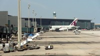 Sebuah pesawat terparkir di Bandara Hamad yang siap menyambut jutaan penonton Piala Dunia 2022 di Doha, Qatar.