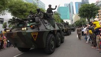 Aksi dari Parade Juang ini disaksikan oleh sejumlah Warga. Menurut para warga, acara terebut sangat menghibur, terutama warga yang dari luar kota Surabaya.
