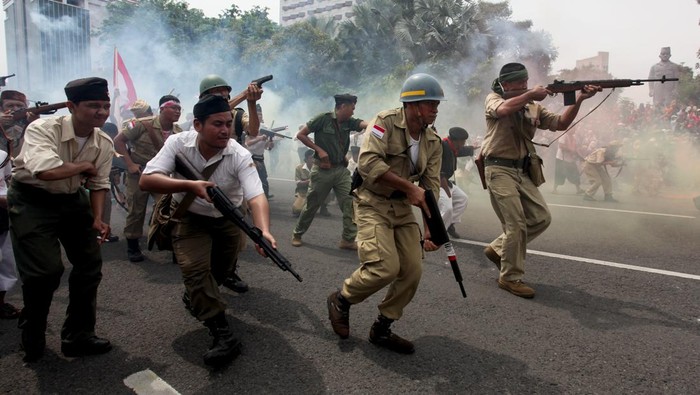 Warga menyaksikan konvoi kendaraan tempur saat Parade Surabaya Juang di Surabaya, Jawa Timur, Minggu (6/11/2022). Parade Surabaya Juang dalam rangka memperingati Hari Pahlawan itu digelar kembali setelah dua tahun ditiadakan karena pandemi COVID-19. ANTARA FOTO/Didik Suhartono/foc.