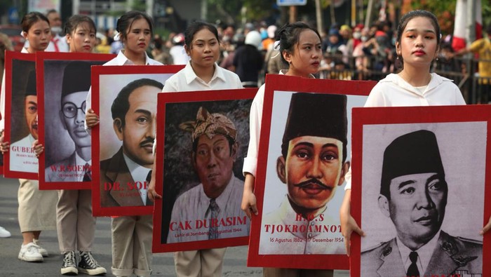Melihat Antusias Warga Surabaya Saat Parade Juang Kembali Digelar Warga menyaksikan konvoi kendaraan tempur saat Parade Surabaya Juang di Surabaya, Jawa Timur, Minggu (6/11/2022). Parade Surabaya Juang dalam rangka memperingati Hari Pahlawan itu digelar kembali setelah dua tahun ditiadakan karena pandemi COVID-19. ANTARA FOTO/Didik Suhartono/foc.