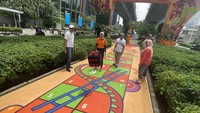 #PejuangKeseruan Corner di kawasan Lintas Pelican depan pusat perbelanjaan Kuningan City menampilkan ko-kreasi mural pertama antara +Jakarta dan Fanta di area kolong Jalan Layang Non Tol (JLNT) Kuningan. Seniman-seniman berbakat Andre 14K dan Shane Tortilla serta studio kreatif Mahavisual telah secara khusus mendesain mural yang bertema – dan sekaligus dinamai sebagai – “Jakarta sebagai Kota #PejuangKeseruan”. Mural ini mengambarkan kota Jakarta dengan budaya khas dan permainan tradisionalnya yang tak lekang oleh waktu, seperti Engklek dan Ular Tangga.