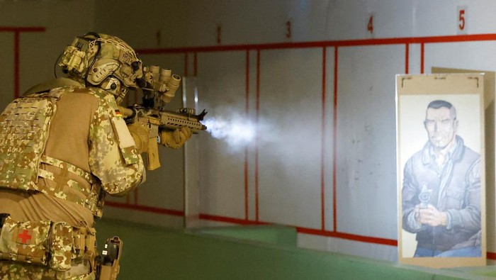 Mengintip Latihan Pasukan Elite Antiteror KSK Jerman A soldier of the special forces unit KSK of Germany's army Bundeswehr is seen during a training exercise in Calw, Germany, October 24, 2022. REUTERS/Heiko Becker